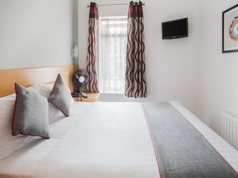 London Guest House Vacation rental in London Borough of Ealing