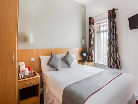 London Guest House Vacation rental in London Borough of Ealing