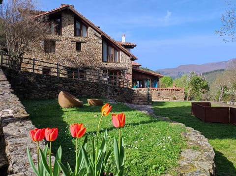 Viviendas Rurales El Covaju Vacation rental in Cantabria