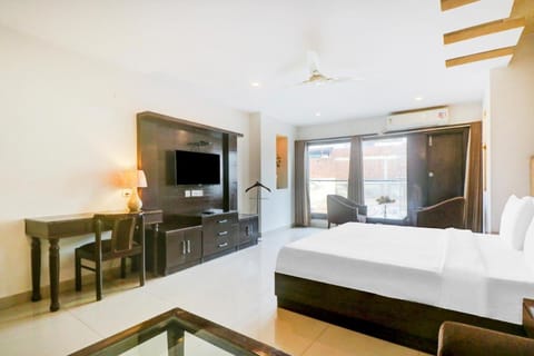 Super OYO Townhouse 517 La Sapphire Near Delhi Airport Hotel in New Delhi