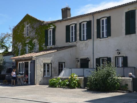 Le Mole (Appartements et Chambres) Vacation rental in La Flotte