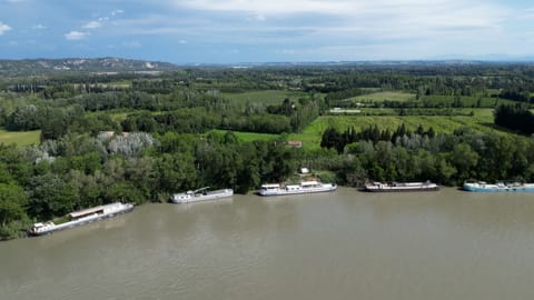 Péniche Le Makara Vacation rental in Villeneuve-lès-Avignon