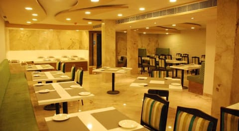 La Woods Hotel - Close to LIC Building Vacation rental in Chennai