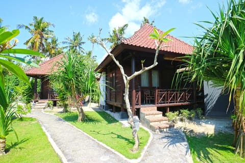 Mega Cottage Campingplatz /
Wohnmobil-Resort in Nusapenida