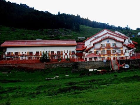 Clifftop Club Resort in Uttarakhand