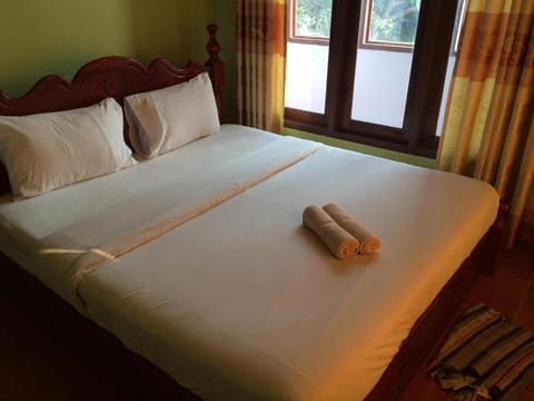 Popular View Guesthouse Bed and Breakfast in Vang Vieng