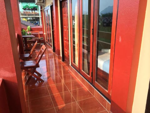 Popular View Guesthouse Bed and Breakfast in Vang Vieng