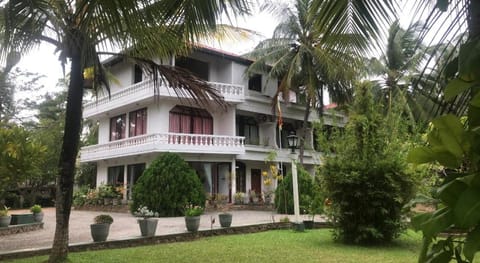 Hotel Lagoon Paradise Vacation rental in Negombo