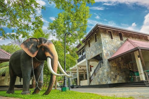 Oak Ray Elephant Lake Vacation rental in Dambulla