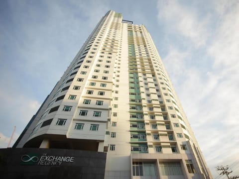 The Exchange Regency Residence Hotel Managed By Hii Vacation rental in Pasig