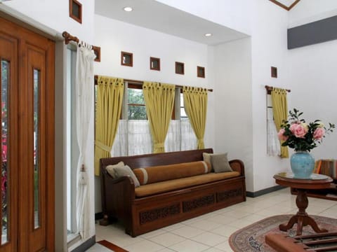 Rumah Asri Bed & Breakfast Chambre d’hôte in Parongpong