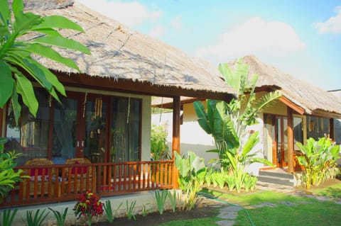 Jo Je Bungalows and Beach Bar Bed and Breakfast in Batu Layar
