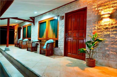 Pasific Beach Cottages Hotel in Batu Layar