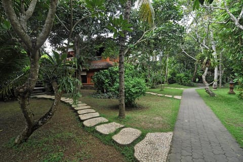 Three Brothers Bungalows & Villas Bed and Breakfast in Abang