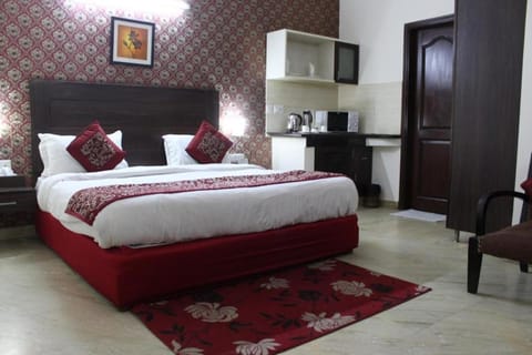 Hotel Jashn Inn near Apollo Hospital Vacation rental in Noida