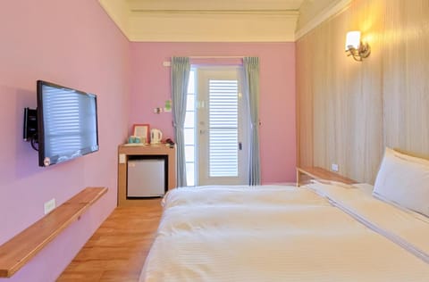 Love Summer Hostel Bed and Breakfast in Hengchun Township