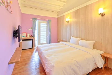 Love Summer Hostel Bed and Breakfast in Hengchun Township