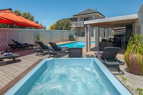 Villa Venusta Luxury Guesthouse - Solar Power Vacation rental in Hermanus