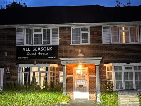 All Seasons Gatwick Guest House & Parking Vacation rental in Horley