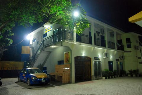 BEN AUTO guest house Vacation rental in Lagos