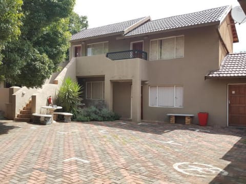 African Sky Guest Accommodation Bed and Breakfast in Roodepoort