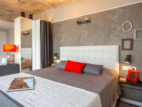 Homearound Vintage Suites Condo in Barcelona