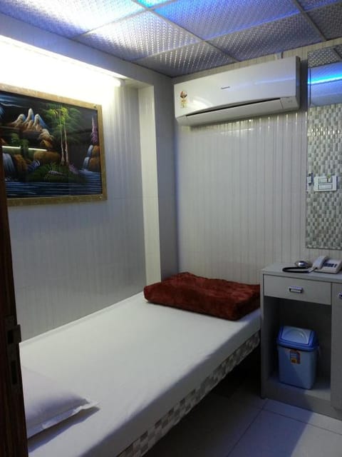 Nice Guest House Bed and Breakfast in Mumbai