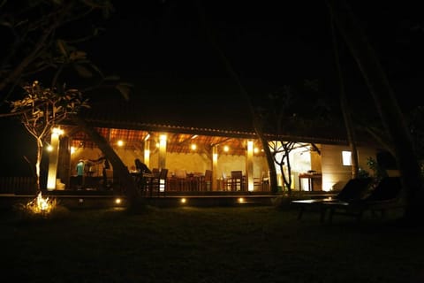 Blue Beach Hotel Hôtel in Wadduwa