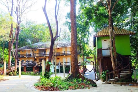 The Sun Resort and Restaurant Resort in Ko Phayam