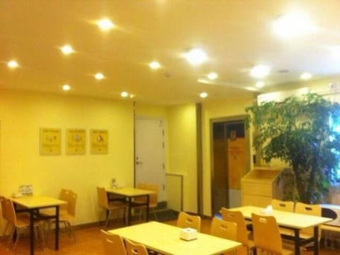 7 Days Inn Qingdao Haier Zone Ditie Tower Jiushui West Road Vacation rental in Qingdao