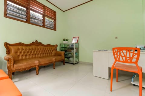 Reddoorz Plus @ Karet Pedurenan 3 Bed and Breakfast in South Jakarta City