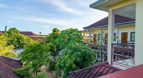 Whiterose Guesthouse Vacation rental in Batu Layar