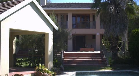 2 Leafed Doors Guesthouse Bed and Breakfast in Sandton