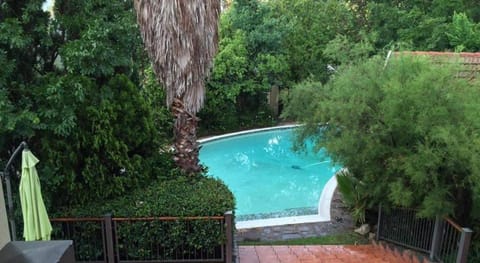2 Leafed Doors Guesthouse Bed and Breakfast in Sandton