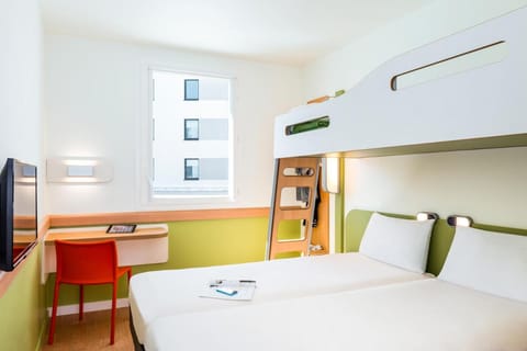 ibis budget Saint Quentin Yvelines - Vélodrome Vacation rental in Montigny-le-Bretonneux