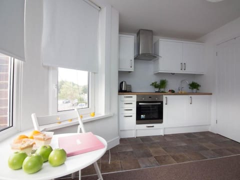 Beddoe Apartments Premier Lodge Eastleigh near Winchester and Southampton Vacation rental in Eastleigh District