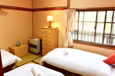 Mojo Lodge Hakuba Bed and Breakfast in Hakuba