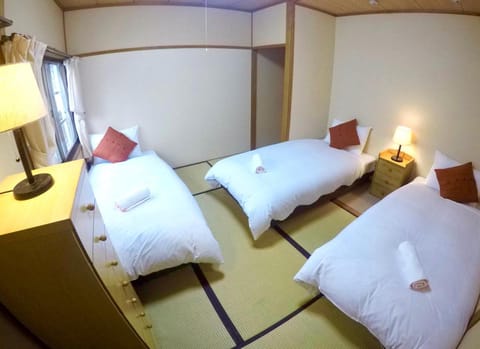 Mojo Lodge Hakuba Bed and Breakfast in Hakuba