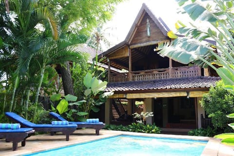 2bed Beachfront Pool house at Lovina Beachhouse Chalet in Buleleng