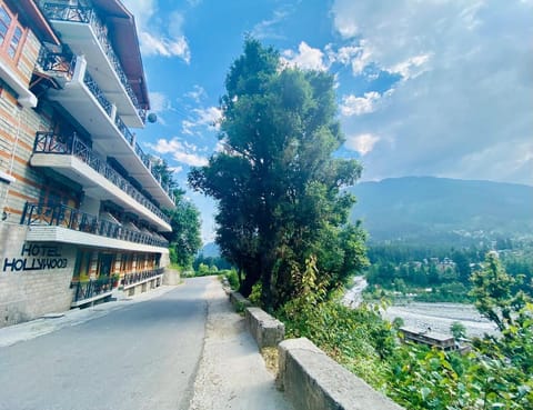 Holywood Classic-River view Resort Hotel in Manali