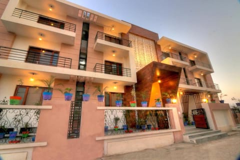 Atithi Suites - An AHG Hotel Hôtel in Noida