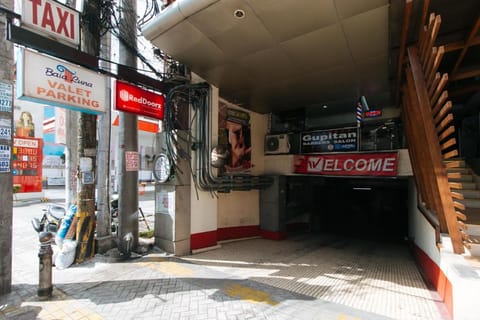 RedDoorz at Timog Avenue Quezon City - Vaccinated Staff Hotel in Quezon City