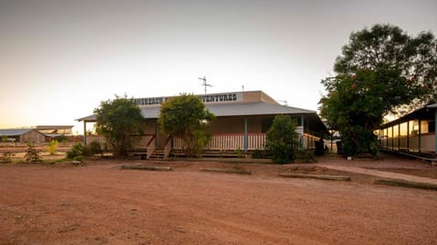 STORK RD BUDGET ROOMS - PRIVATE ROOMS WITH SHARED BATHROOMS access to POOL Casa vacanze in Longreach