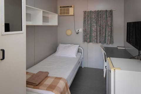 STORK RD BUDGET ROOMS - PRIVATE ROOMS WITH SHARED BATHROOMS access to POOL Casa vacanze in Longreach