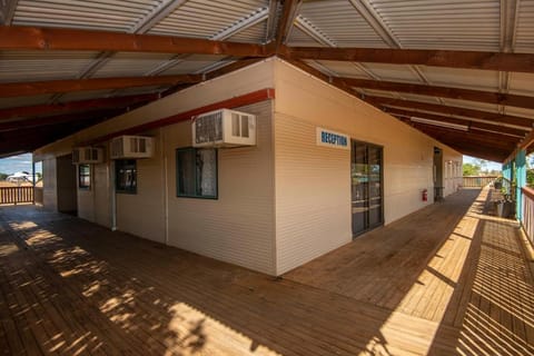 STORK RD BUDGET ROOMS - PRIVATE ROOMS WITH SHARED BATHROOMS access to POOL Casa vacanze in Longreach