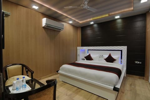 Capital O Flyover Inn Near M2k Cinemas Rohini Hotel in Delhi