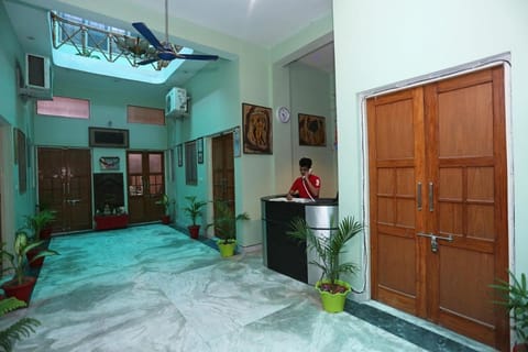 Collection-O Sara Grand Near Ram Manohar Lohia hospital Vacation rental in Lucknow