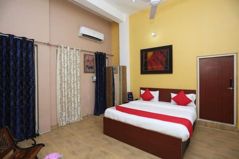 Collection-O Sara Grand Near Ram Manohar Lohia hospital Vacation rental in Lucknow