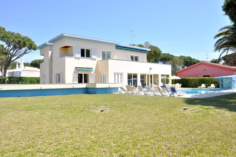 A charming, cosy atmosphere greets you at this impressive villa, located in... Vacation rental in Quarteira