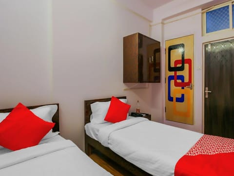 OYO 17168 Hz Lodge Hotel in Hyderabad